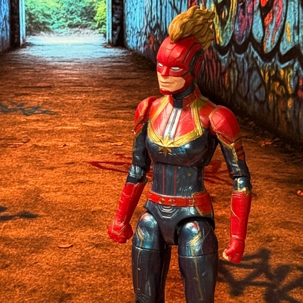 Marvel Legends Captain Marvel Action Figure - Red, Blue, Gold‎
